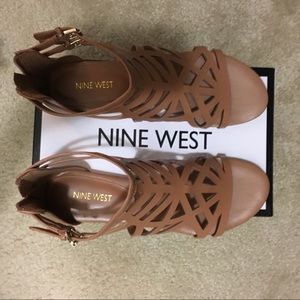 NWT! Nine West flats/sandals, nude sz 9